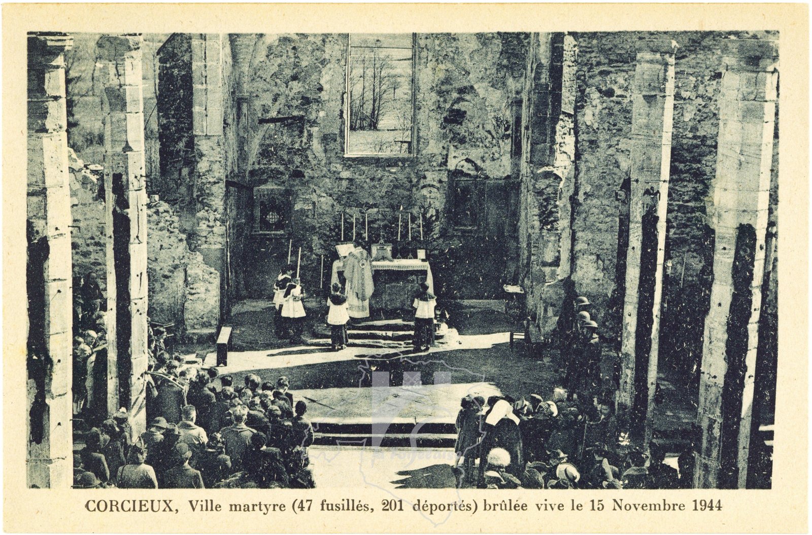 Carte postale d'une messe dans l'église en ruines après les destructions de 1944