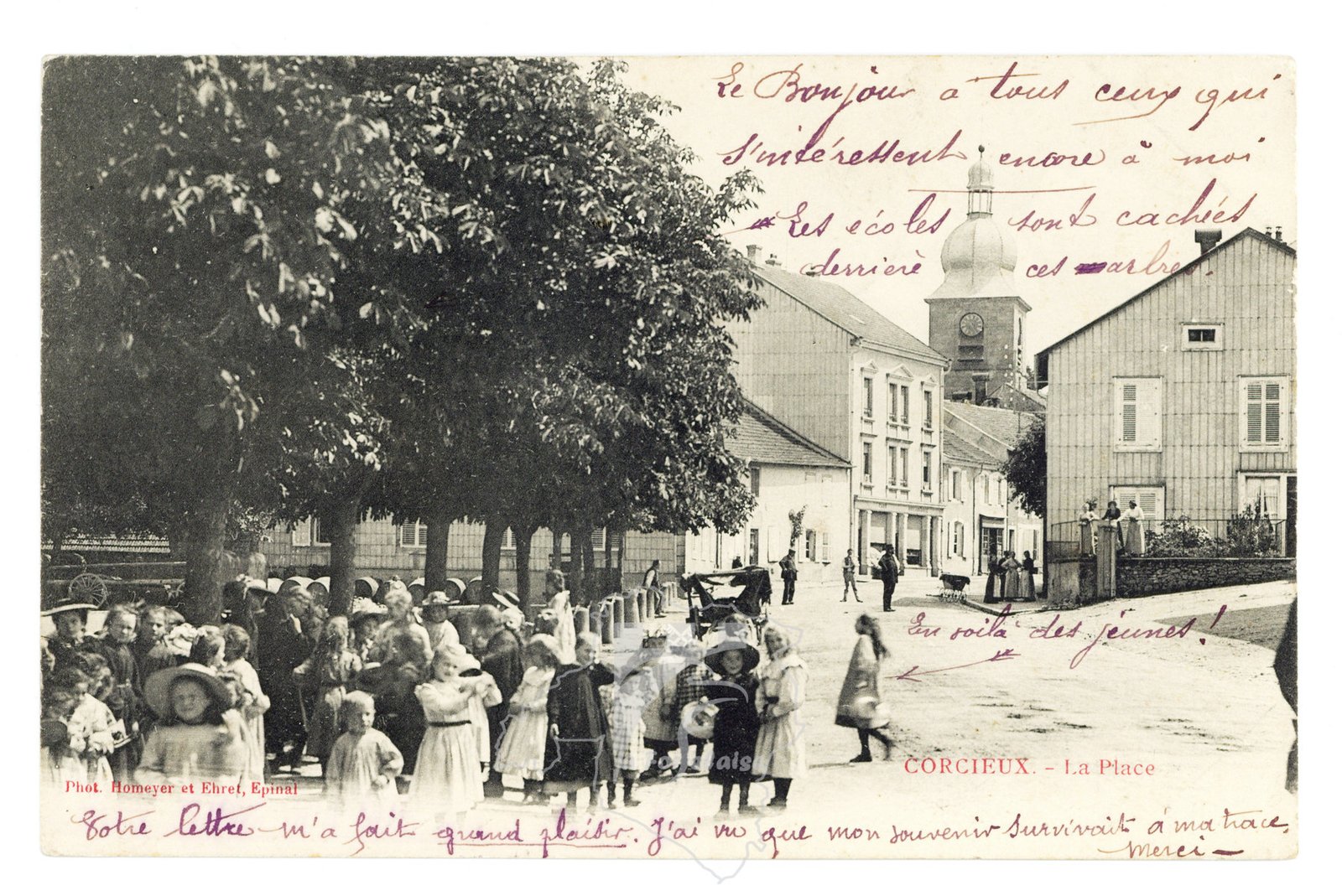 La place animée et ses enfants, carte postale ancienne