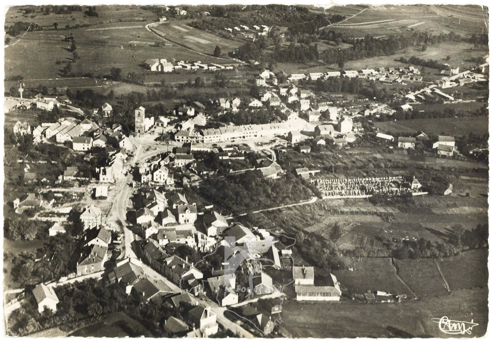 Carte postale aérienne du village pendant sa reconstruction après 1944