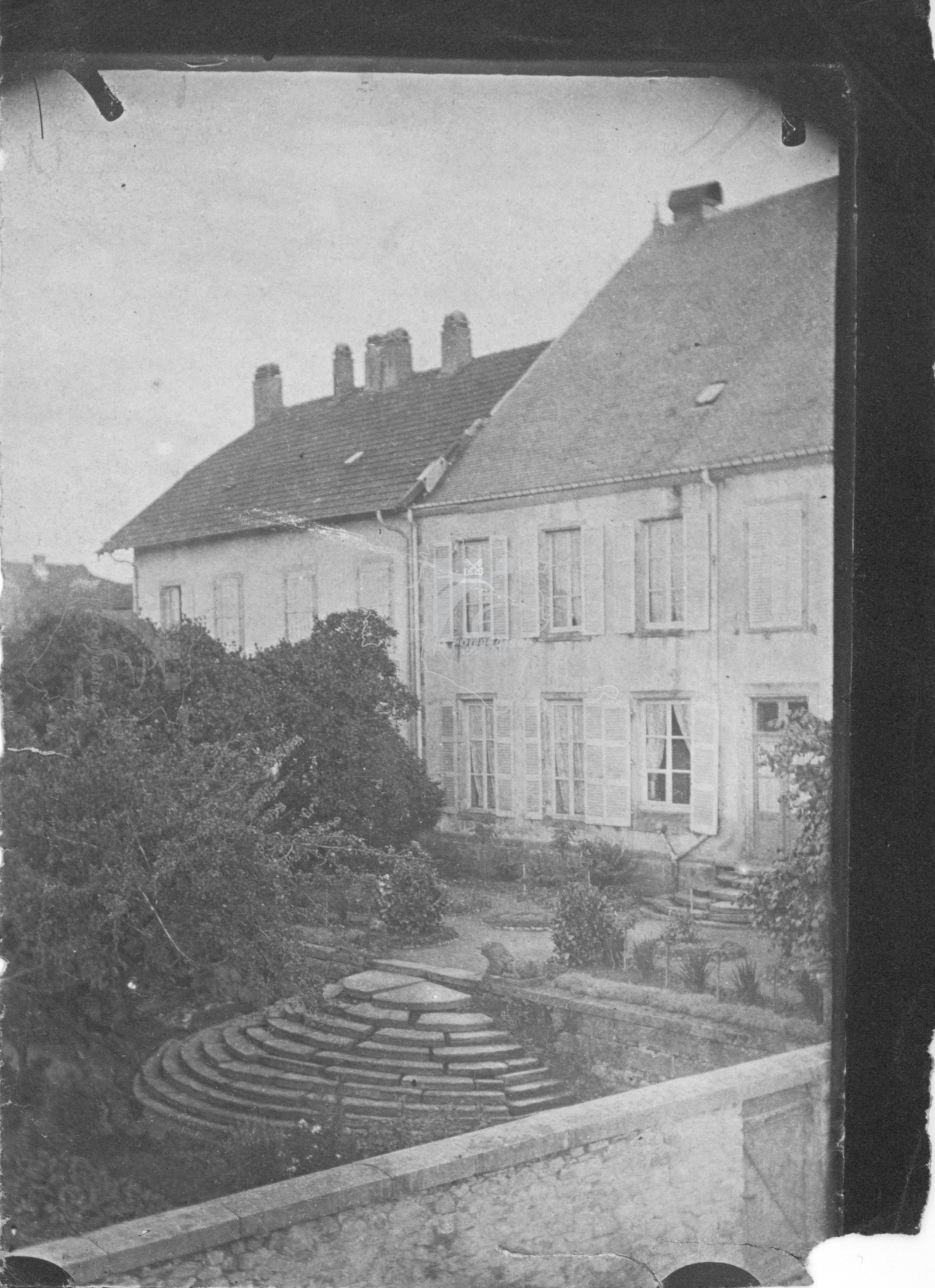 Bâtiment ancien avec escalier et lions sculptés