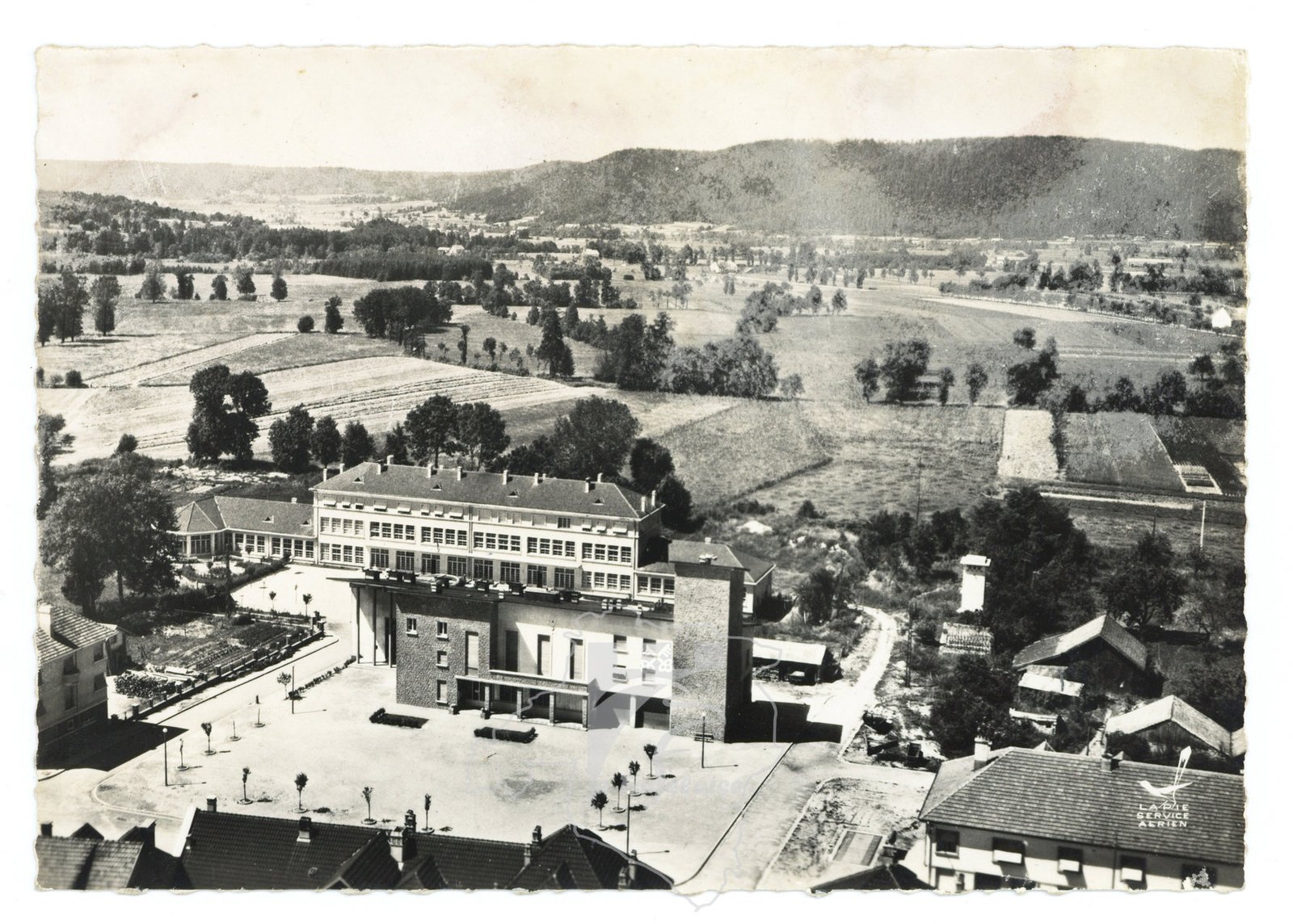 Carte postale aérienne des bâtiments communaux après la reconstruction