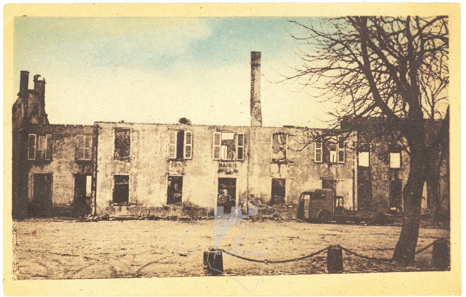 Carte postale de la mairie après les destructions de 1944