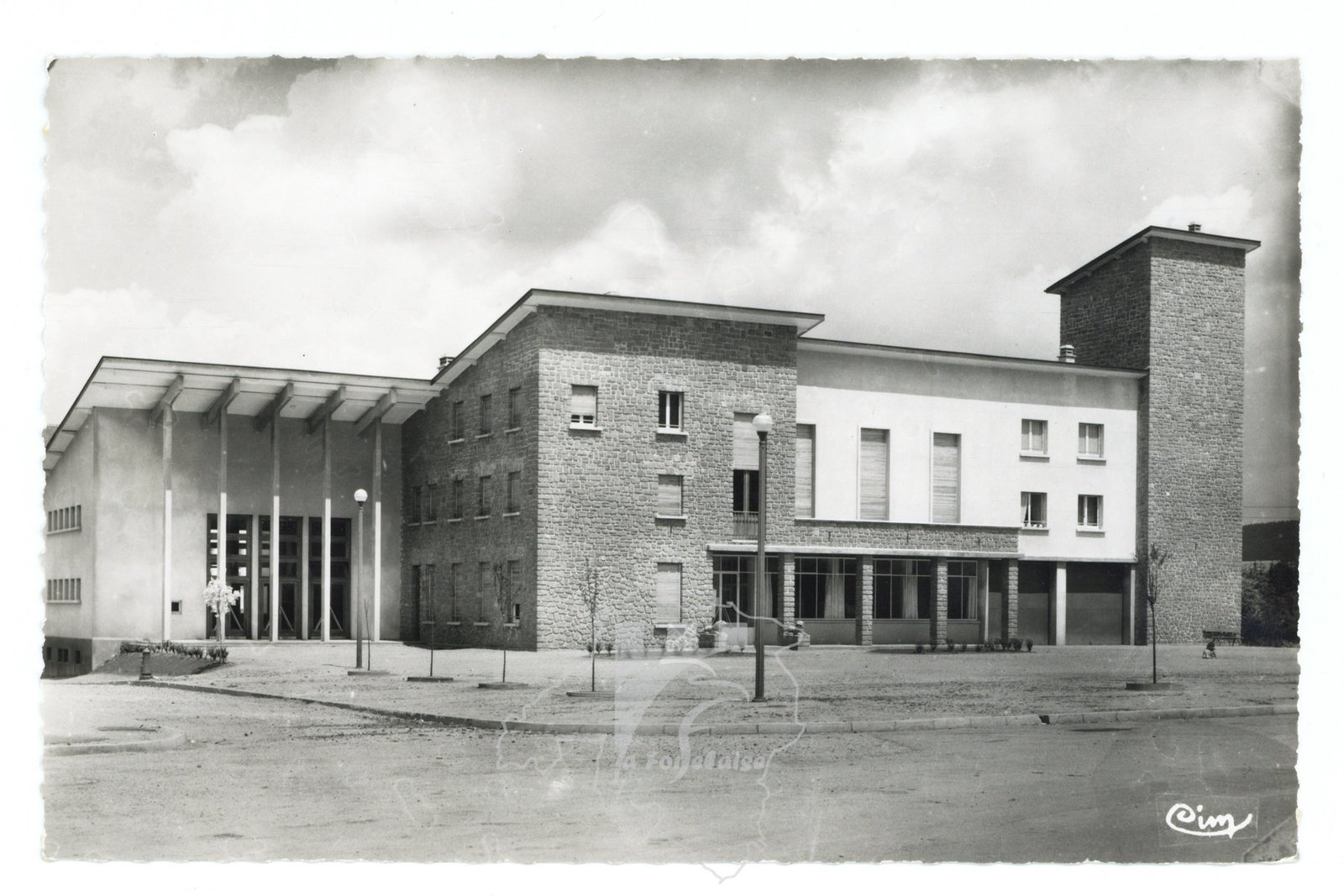 Carte postale de la nouvelle mairie, de la salle des fêtes et de la caserne des pompiers