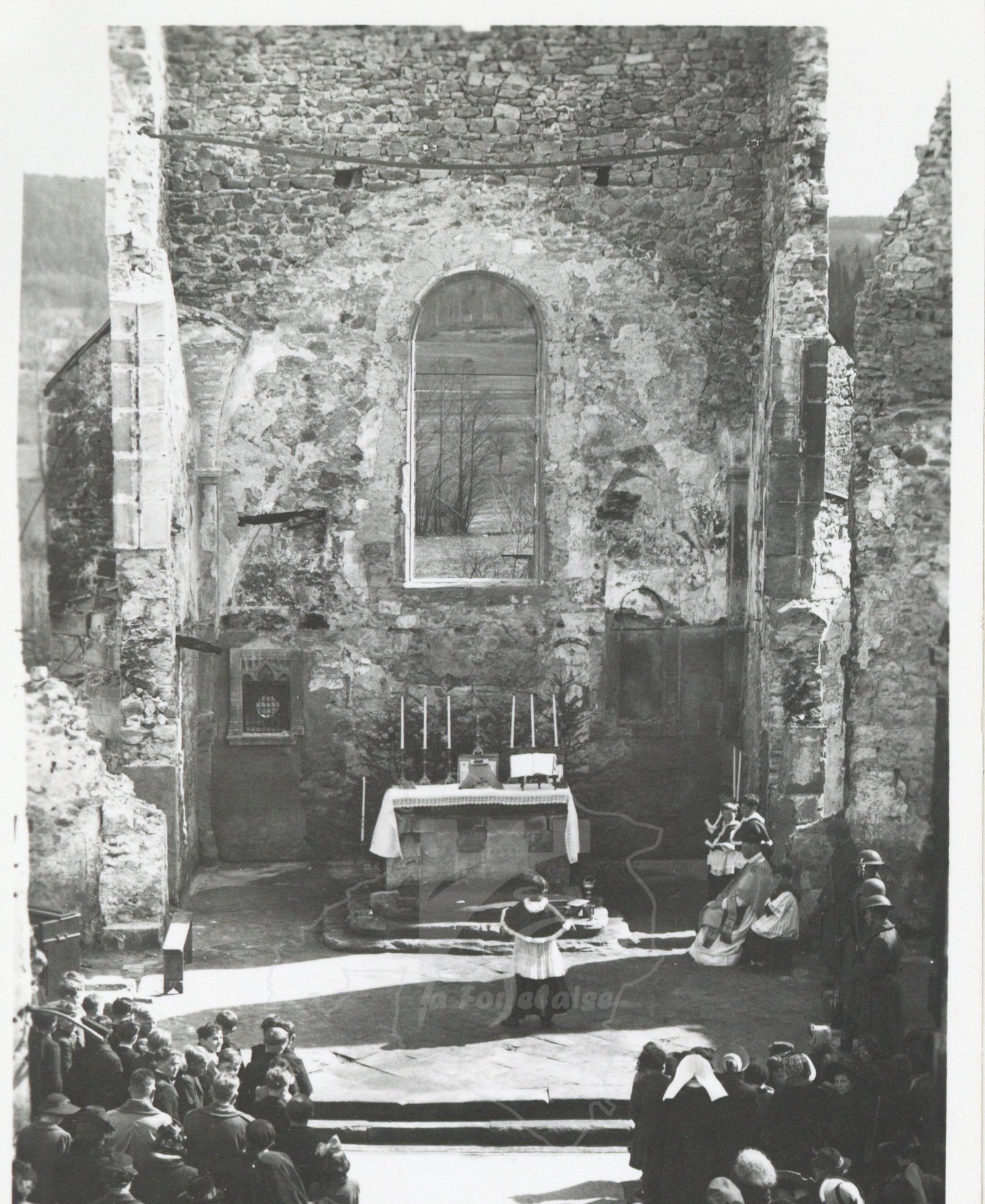 Messe dans l'église en ruines