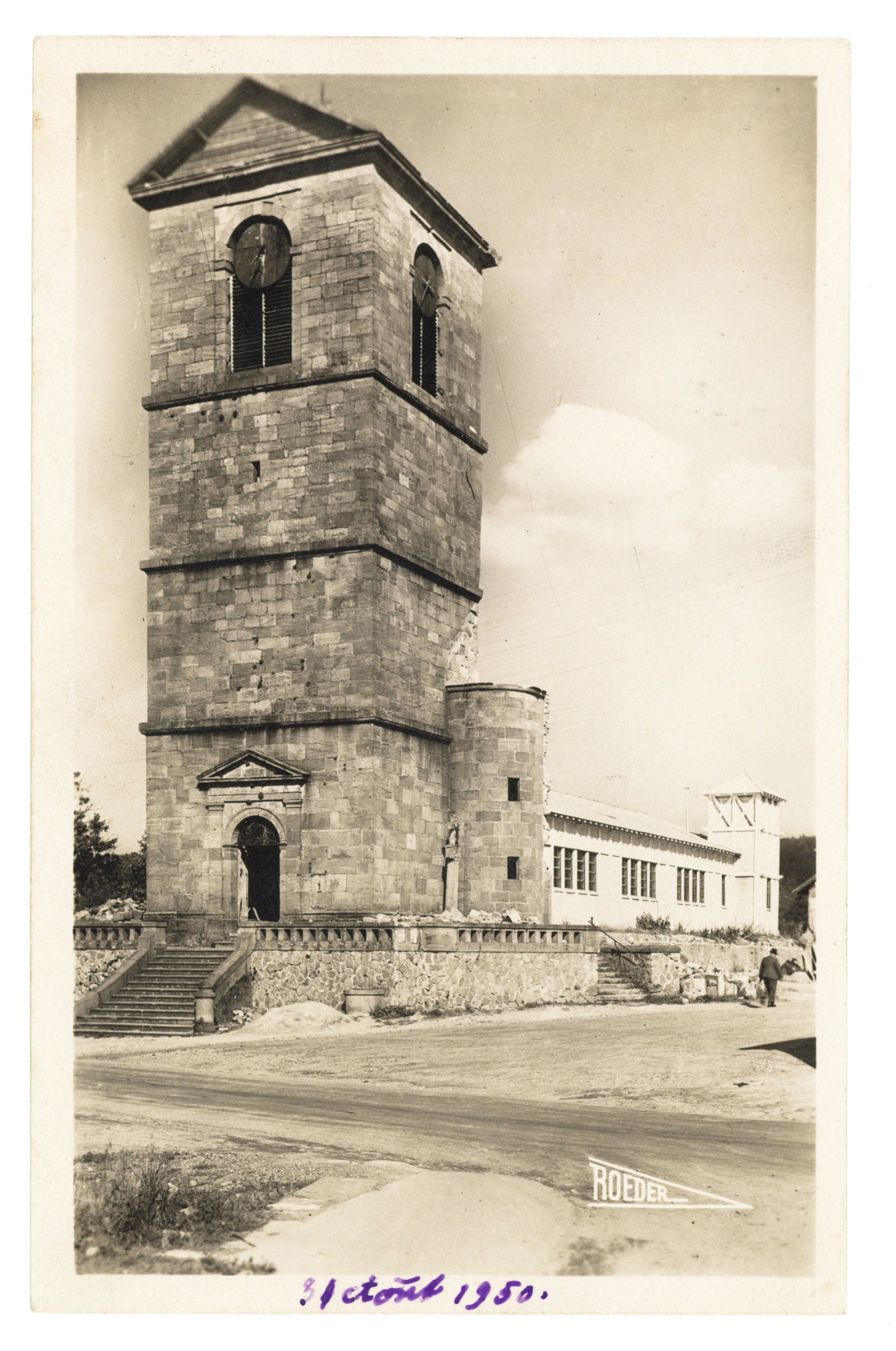 L’église de Corcieux après les destructions de 1944 : la tour et l’église provisoire