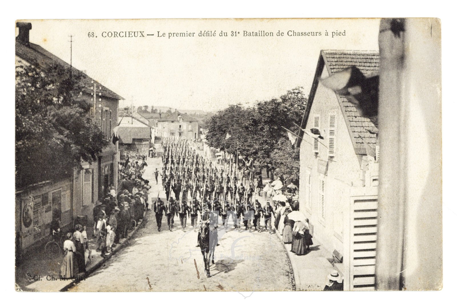 Défilé du 31ᵉ bataillon de chasseurs à pied, rue de l’Hôtel-de-Ville à Corcieux