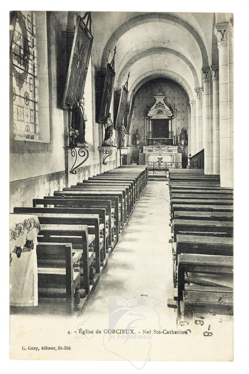 L’intérieur de l’ancienne église de Corcieux : nef, vitraux, retable et chaire
