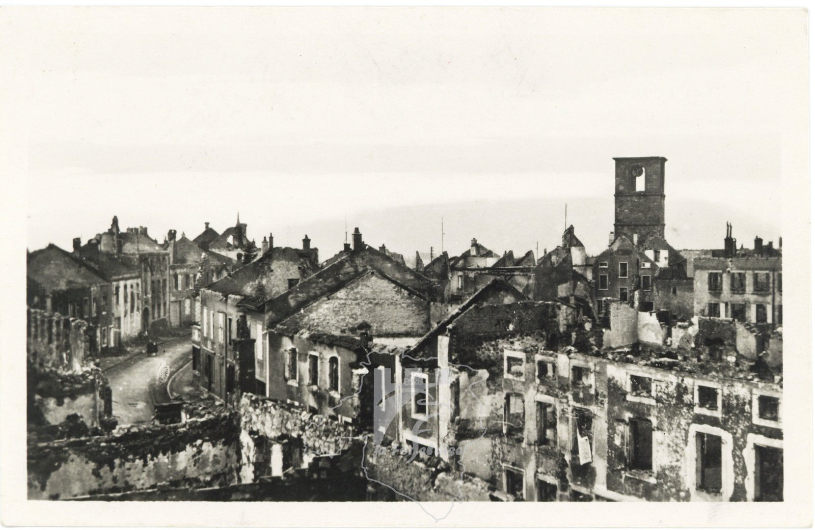 Vue panoramique du centre-ville en ruines après les destructions de la Seconde Guerre mondiale